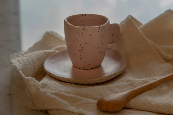 Tazza Ceramica Rosa Realizzata Mano Con Cucchiaio Legno Sul Tavolo — Foto Stock