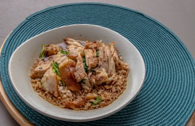 Tayland yahnisi domuz budu ve pilav mavi yuvarlak hasır masa paspası. Seçici odak.