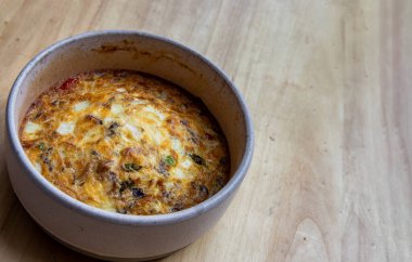 Ahşap tepside pişmiş yumurta omleti. Seçici odak.