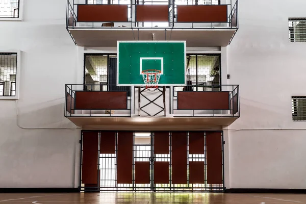 ジムの屋内スポーツバスケットボールのフープ バスケットボールホールのインテリア コピースペース 選択フォーカス — ストック写真