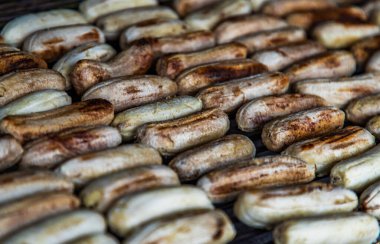 Sokak yemeklerinde kömür ocağında kızartılmış muz. Izgara muz, sağlıklı yemek. Seçici odak.