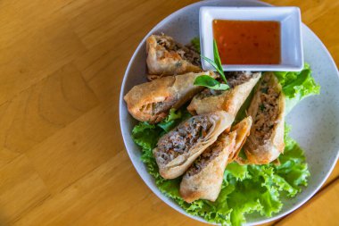 Kızarmış geleneksel börek, beyaz tabakta tatlı soslu. Üst Görünüm, Cope Boşluğu, Seçici Odaklanma.