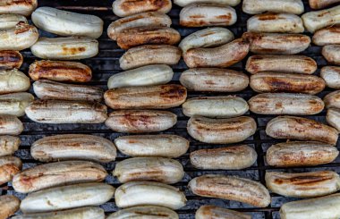 Sokak yemeklerinde kömür ocağında kızartılmış muz. Izgara muz, sağlıklı yemek. Üst Görünüm, Seçici Odaklanma.