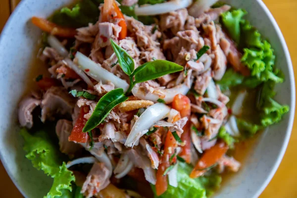 Primer Plano Ensalada Atún Picante Decoración Con Hoja Plato Blanco — Foto de Stock