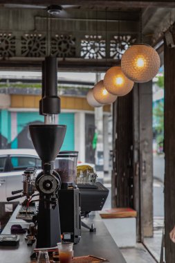 Kafedeki kahve makinası. Klasik renk tonu. Tam olarak odaklanamıyorum..