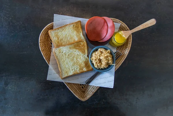 Roti Lapis Thai Tradisional Dengan Irisan Roti Panggang Sosis Bologna — Stok Foto