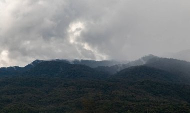 Güzel bir gökyüzü günü ve Mueang Chiang Mai bölgesindeki Doi Suthep 'in arka planında büyük bir dağ. Boşluğu Kopyala, Odaklanma yok, özellikle.