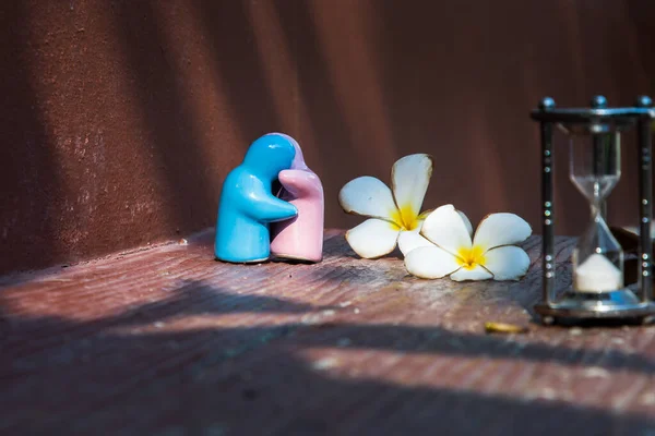 Blauwe Roze Keramische Paar Poppen Knuffelen Met Elkaar Stenen Achtergrond — Stockfoto
