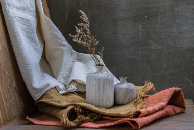 Ahşap sandalyede el yapımı çift seramik vazolar. Ev dekorasyonu, metin için boşluk.