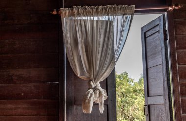 Tekrarlayan yapıya ve yansıyan gökyüzüne geometrik şekillerin soyut görüntüleri.