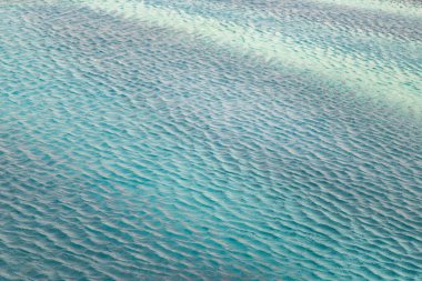 Tekrarlayan yapıya ve yansıyan gökyüzüne geometrik şekillerin soyut görüntüleri.