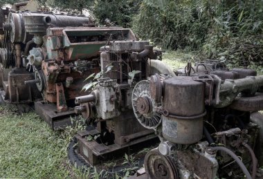 Kanchanaburi, Tayland - 24 Temmuz 2022 - Paslı metal eski makine açık havada. Terk edilmiş, bozuk ve kırsal bir makine, çelikten yapılmış ve madencilik endüstrisinde kullanılan eski bir makine, metin için alan, seçici odak.