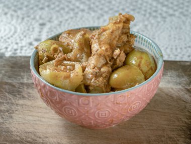 Ev yapımı kızarmış yeşil brinjal (Yuvarlak patlıcan) tavuk, kızarmış tavuk, Tayland patlıcanlı köri ezmesi ve seramik kasede Kaempfer. Metin, Seçici odak için Duvar Kağıdı, Poster ve Boşluk olarak kullan.