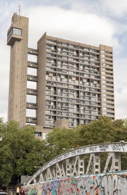 Batı Londra, İngiltere - 23 Ağustos 2025 - Trellick Kulesi 'nin girişinde, ham beton yüzeylerin kullanımıyla karakterize edilen Brutalist mimarinin önemli bir örneği olarak benzersiz estetik ve statüsüyle tanınmaktadır..