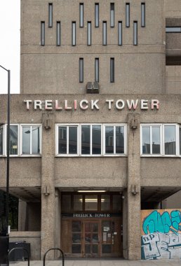 Batı Londra, İngiltere - 23 Ağustos 2025 - Trellick Kulesi 'nin girişinde, ham beton yüzeylerin kullanımıyla karakterize edilen Brutalist mimarinin önemli bir örneği olarak benzersiz estetik ve statüsüyle tanınmaktadır..