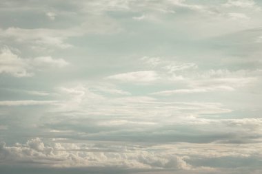 Gün batımında bulutlu renkli dramatik gökyüzü. Arka plan duvar kâğıdı ve dokusu için cennet gibi şaşırtıcı bulutlar, yaratıcı bulutlar fikri doğa, doğa soyut kompozisyonu, metin için alan, seçici odak.