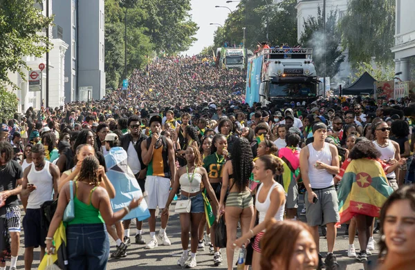 Batı Londra 'daki Notting Hill Karnavalı' nda büyük bir kalabalık Avrupa 'nın en büyük sokak partisi olarak kabul edilir ve Karayip kültür ve tarihini kutlayan yıllık bir olaydır. Tipik olarak bir milyondan fazla katılımcı çeker..