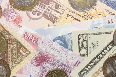 Farklı banknot ve madeni paraların yığını. Para arka plan. Zenginlik ve tasarruf