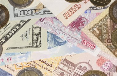 Farklı banknot ve madeni paraların yığını. Para arka plan. Zenginlik ve tasarruf