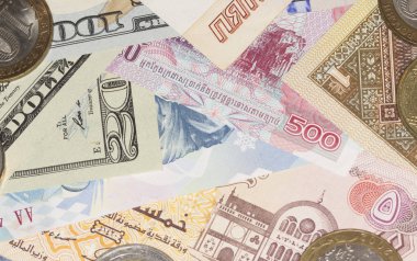 Farklı banknot ve madeni paraların yığını. Para arka plan. Zenginlik ve tasarruf