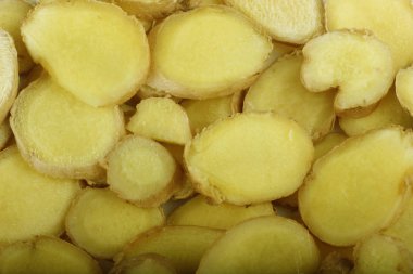 Dilimlenmiş taze aromatik zencefil