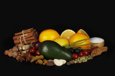 Koyu ahşap arka plan üzerinde çeşitli sebzeler closeup 