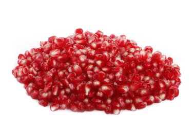 Beyaz arkaplanda izole edilmiş nar tohumları