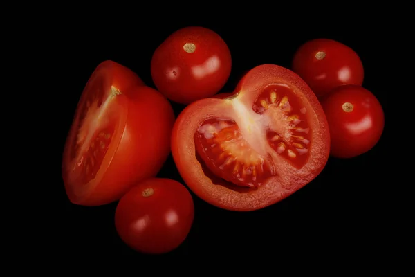 Högen Färska Mogna Tomater Svart Bakgrund — Stockfoto