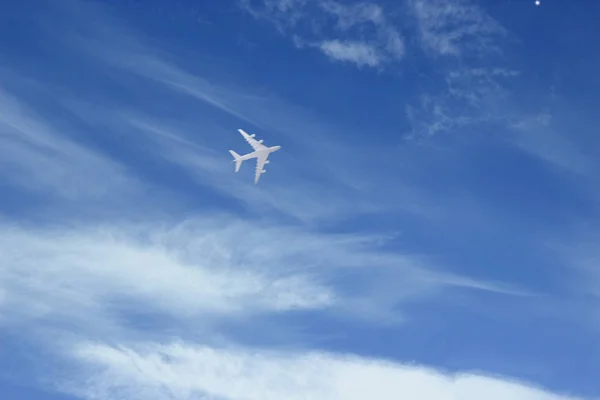 Avião Céu Azul Com Nuvens — Fotografia de Stock