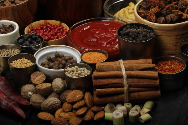 Baharat lezzetli yemek pişirmek için çeşitli