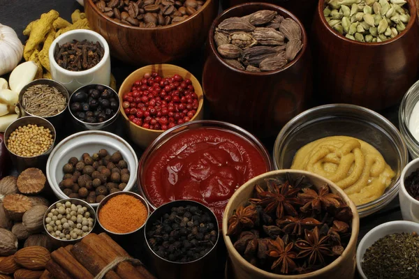 Разнообразие Специй Вкусной Кухни — стоковое фото