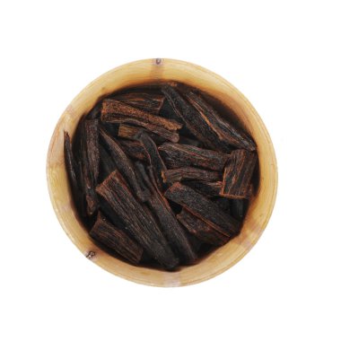 Ahşap kase beyaz arka plan üzerinde izole vanilya baharat