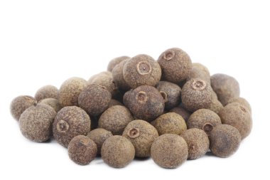 Beyaz arka plan üzerinde izole kurutulmuş karabiber