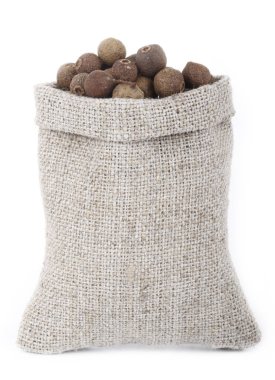 Beyaz arka plan üzerinde izole çuval içinde karabiber