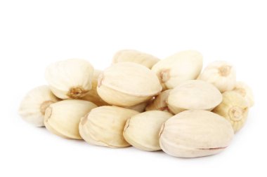 Beyaz arka planda izole antep fıstığının yakın çekim