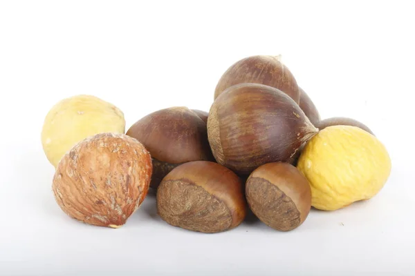 Kestaneler beyaz arkaplanda izole edilmiş