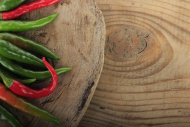 Kopya alanı ahşap zemin üzerine kırmızı biber
