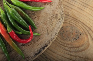 Kopya alanı ahşap zemin üzerine kırmızı biber