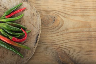 Kopya alanı ahşap zemin üzerine kırmızı biber