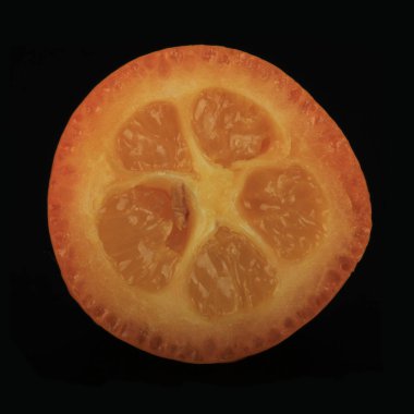 egzotik taze Kamkat meyve siyah arka plan üzerine 