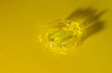 sarı su sıçrama, arka plan