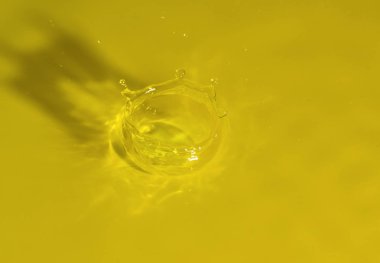 sarı su sıçrama, arka plan