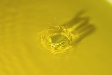 sarı su sıçrama, arka plan