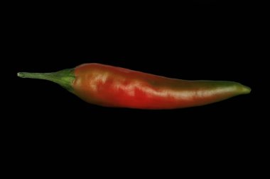 siyah zemin üzerine kırmızı biber biber closeup 