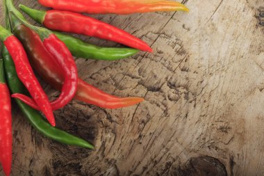 Kopya alanı ahşap zemin üzerine kırmızı biber