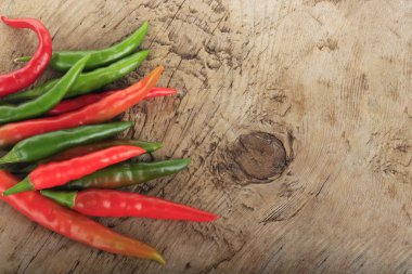 Kopya alanı ahşap zemin üzerine kırmızı biber