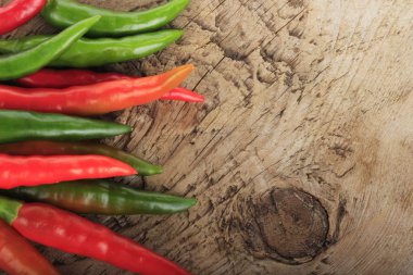 Kopya alanı ahşap zemin üzerine kırmızı biber