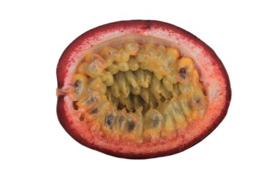 Beyaz arka planda izole edilmiş tutku meyvesinin yakın çekimi