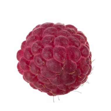 Olgun kırmızı ahududu beyaz arkaplanda izole