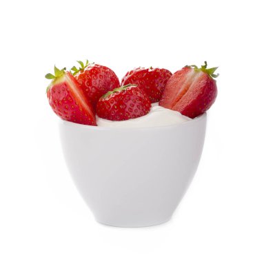 çilek kremalı beyaz arka plan üzerinde izole